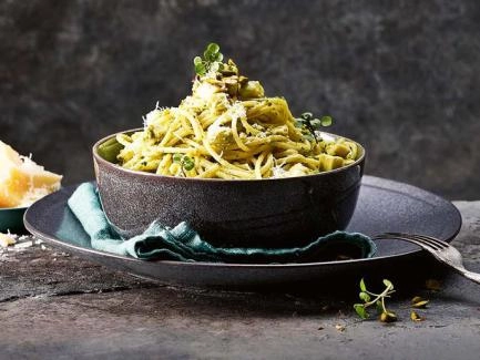 Spaghetti mit Avocado und Brunnenkresse-Pesto
